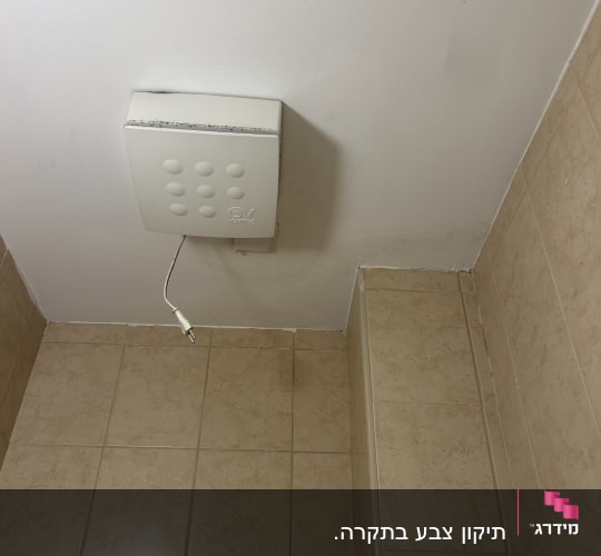 אריחי קרמיקה על קיר ורצפה עם חיבור חשמלי